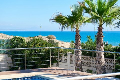 Villa en venta en Torrevieja, Alicante, España 5 dormitorios, 460 m2 No. 43831 - foto 4