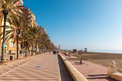 Esta es la playa más buscada española para mercar una casa (y está en Málaga)