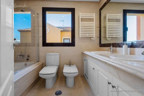 Villa en venta en Estepona, Málaga, España 3 dormitorios, 283 m2 No. 52833 - foto 15