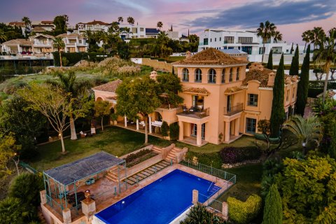 Villa en venta en Benahavís, Málaga, España 8 dormitorios, 1017 m2 No. 53489 - foto 2