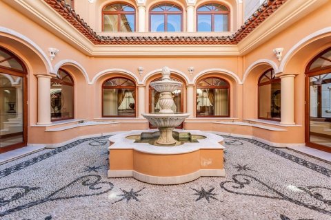 Villa en venta en Guadalmina, Málaga, España 8 dormitorios, 2119 m2 No. 53472 - foto 1