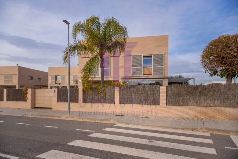 Casa adosada en venta en Vilafortuny, Tarragona, España 2 dormitorios, 172 m2 No. 53638 - foto 9