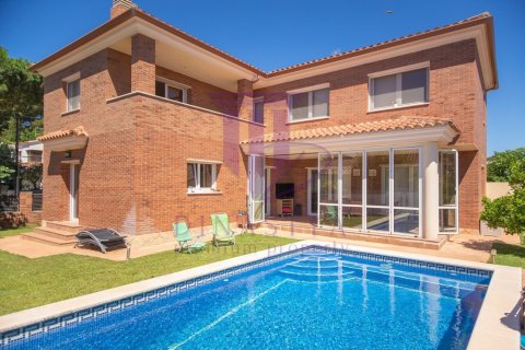 Villa en venta en Vilafortuny, Tarragona, España 4 dormitorios, 350 m2 No. 53632 - foto 1
