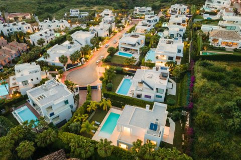Villa en venta en Nueva Andalucía, Málaga, España 5 dormitorios, 599 m2 No. 53499 - foto 2