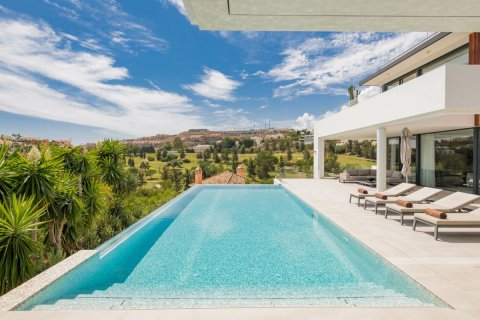 Villa en venta en La Alquería-El Paraíso, Málaga, España 7 dormitorios, 842 m2 No. 53413 - foto 1