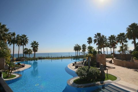 Apartamento en venta en Estepona, Málaga, España 3 dormitorios, 183 m2 No. 53399 - foto 1