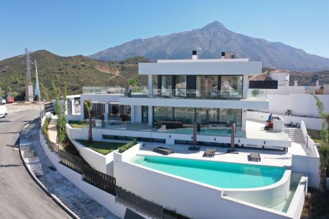 Villa en venta en Nueva Andalucía, Málaga, España 4 dormitorios, 440 m2 No. 53400 - foto 1
