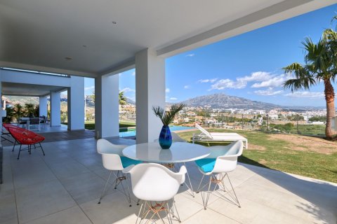 Villa en venta en La Alquería-El Paraíso, Málaga, España 4 dormitorios, 380 m2 No. 53393 - foto 1