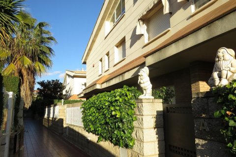 Casa adosada en venta en Salou, Tarragona, España 3 dormitorios, 267 m2 No. 53626 - foto 2