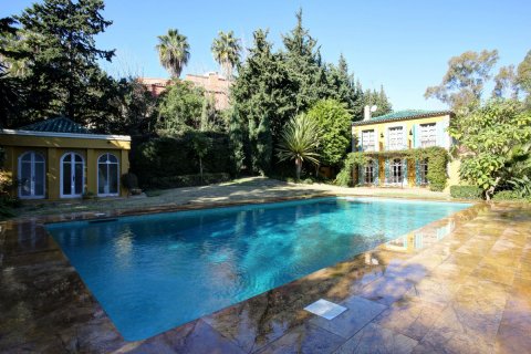 Villa en venta en La Quinta, Málaga, España 8 dormitorios, 700 m2 No. 55359 - foto 1