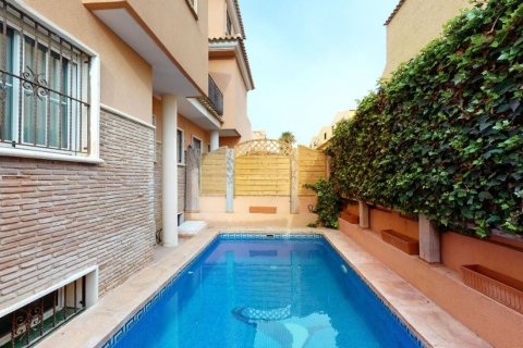 Casa adosada en venta en Torrevieja, Alicante, España 3 dormitorios, 153 m2 No. 58846 - foto 2
