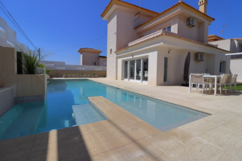 Villa en venta en Torrevieja, Alicante, España 4 dormitorios, 175 m2 No. 58680 - foto 1