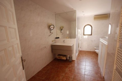 Villa en venta en Calpe, Alicante, España 3 dormitorios, 234 m2 No. 58751 - foto 8