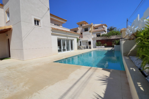 Villa en venta en Torrevieja, Alicante, España 4 dormitorios, 175 m2 No. 58680 - foto 2