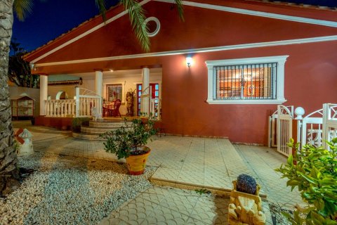 Villa en venta en Torrevieja, Alicante, España 4 dormitorios, 200 m2 No. 58707 - foto 9