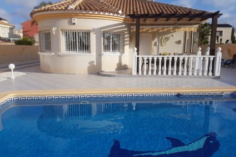 Villa en venta en La Zenia, Alicante, España 3 dormitorios, 150 m2 No. 58693 - foto 1