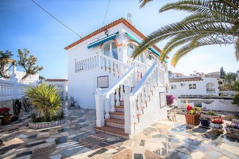 Villa en venta en Calpe, Alicante, España 7 dormitorios, 200 m2 No. 58650 - foto 1