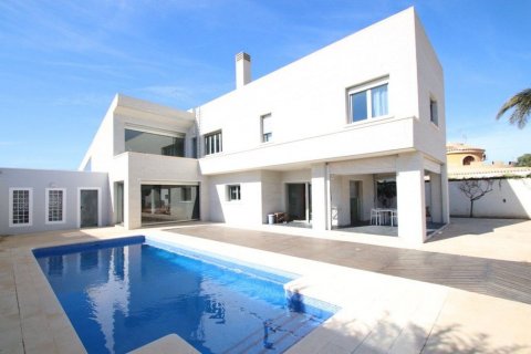 Villa en venta en Torrevieja, Alicante, España 5 dormitorios, 299 m2 No. 59399 - foto 1