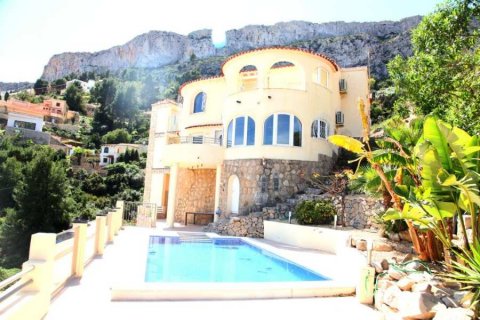 Villa en venta en Calpe, Alicante, España 4 dormitorios, 260 m2 No. 59234 - foto 1