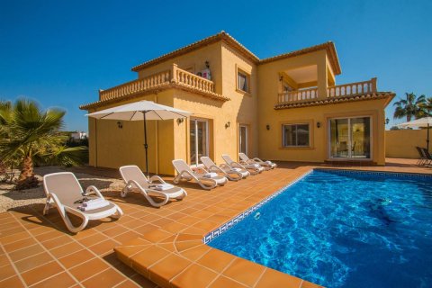 Villa en venta en Calpe, Alicante, España 4 dormitorios, 200 m2 No. 59328 - foto 1