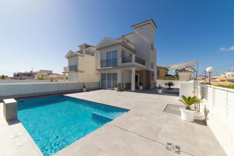 Villa en venta en Torrevieja, Alicante, España 5 dormitorios, 173 m2 No. 59400 - foto 1