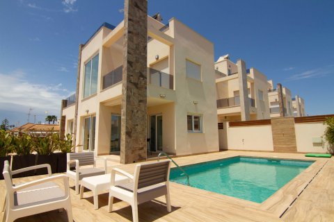 Villa en venta en La Mata, Alicante, España 3 dormitorios, 320 m2 No. 58383 - foto 1