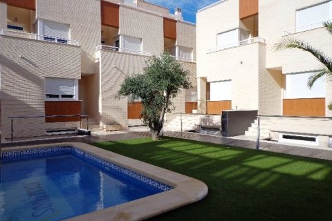 Casa adosada en venta en Torrevieja, Alicante, España 2 dormitorios, 100 m2 No. 58439 - foto 1