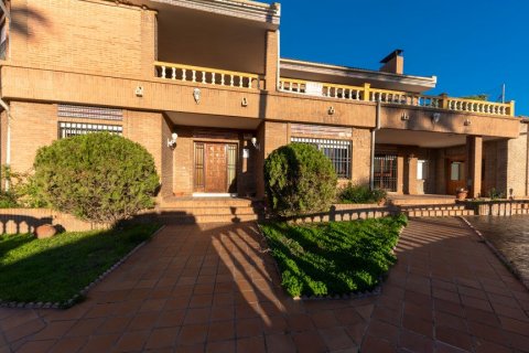 Villa en venta en Málaga, España 10 dormitorios, 1.3 m2 No. 62160 - foto 3