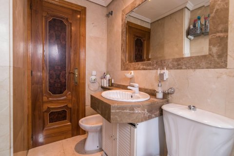Villa en venta en Madrid, España 7 dormitorios, 235 m2 No. 3348 - foto 29