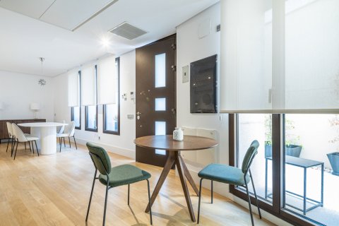 Apartamento en venta en Madrid, España 2 dormitorios, 210 m2 No. 2070 - foto 6