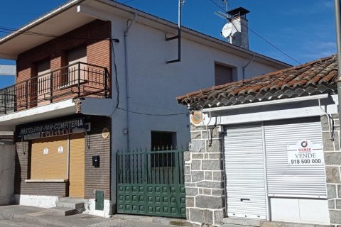Villa en venta en Cerceda, Madrid, España 4 dormitorios, 300 m2 No. 62375 - foto 1