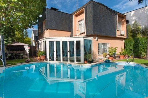 Villa en venta en Madrid, España 4 dormitorios, 255 m2 No. 62196 - foto 1