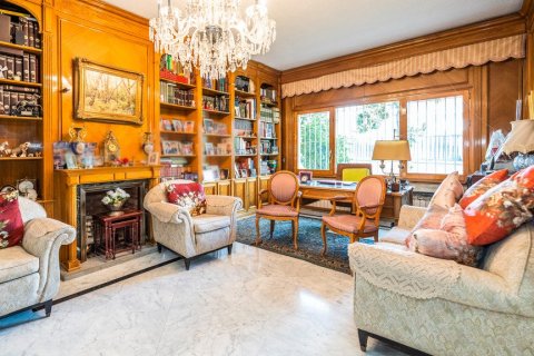 Villa en venta en Madrid, España 5 dormitorios, 890 m2 No. 62241 - foto 1