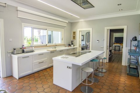Villa en venta en San Pedro de Alcántara, Málaga, España 5 dormitorios, 491 m2 No. 62036 - foto 8