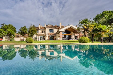 Villa en venta en Alcobendas, Madrid, España 7 dormitorios, 1.41 m2 No. 62198 - foto 1