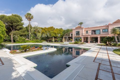 Villa en venta en El Paraiso, Alicante, España 11 dormitorios, 1.07 m2 No. 3453 - foto 1