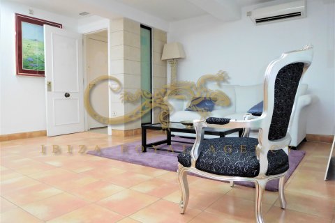 Liikekiinteistö vuokrattavana Ibiza town, Ibiza, Espanja, 4 makuuhuonetta, 68 m2 No. 30814 - kuva 2