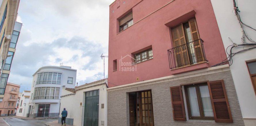 Kaupunkipientalo Mahon, Menorca, Espanja 3 makuuhuonetta, 210 m2 No. 27955