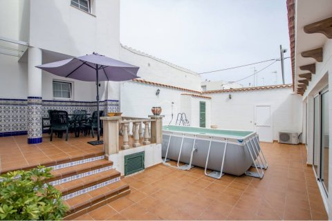 Kaupunkipientalo myytävänä Es Castell, Menorca, Espanja, 4 makuuhuonetta, 177 m2 No. 37560 - kuva 1