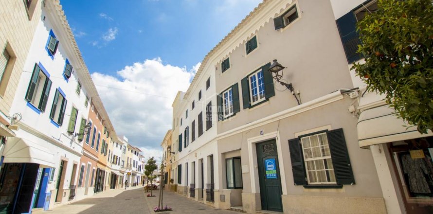 Kaupunkipientalo Es Mercadal, Menorca, Espanja 4 makuuhuonetta, 191 m2 No. 24110