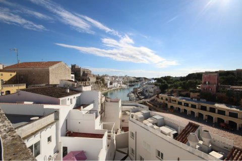 Kaupunkipientalo myytävänä Ciutadella De Menorca, Menorca, Espanja, 4 makuuhuonetta, 168 m2 No. 24126 - kuva 1