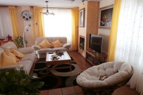 Kaupunkipientalo myytävänä La Nucia, Alicante, Espanja, 5 makuuhuonetta, 193 m2 No. 45231 - kuva 4