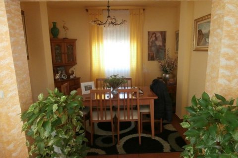 Kaupunkipientalo myytävänä La Nucia, Alicante, Espanja, 5 makuuhuonetta, 193 m2 No. 45231 - kuva 3
