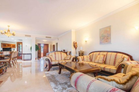 Kattohuoneisto myytävänä Estepona, Malaga, Espanja, 4 makuuhuonetta, 220 m2 No. 50087 - kuva 2