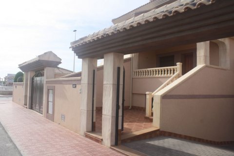 Kaupunkipientalo myytävänä Los Altos, Alicante, Espanja, 2 makuuhuonetta, 225 m2 No. 56185 - kuva 1