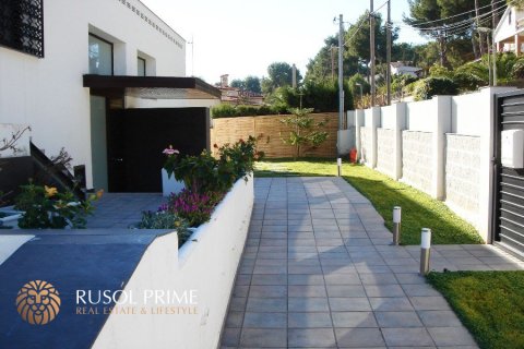 Villa à vendre à Castelldefels, Barcelona, Espagne, 5 chambres, 350 m2 No. 8555 - photo 1