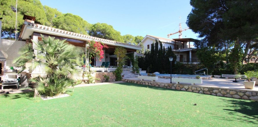 Villa à Campoamor, Alicante, Espagne 6 chambres, 265 m2 No. 34897