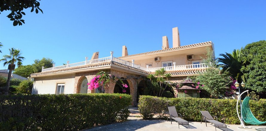 Villa à La Zenia, Alicante, Espagne 6 chambres, 650 m2 No. 35319