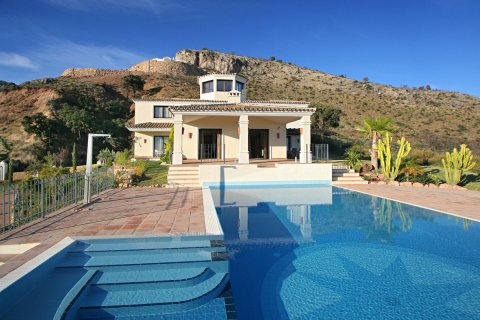 Villa à vendre à Benahavis, Malaga, Espagne, 6 chambres, 202 m2 No. 55371 - photo 1