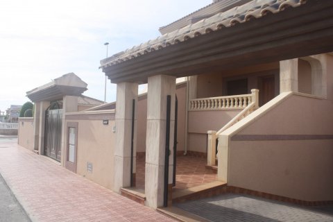 Villa à vendre à Torrevieja, Alicante, Espagne, 2 chambres, 101 m2 No. 58796 - photo 1